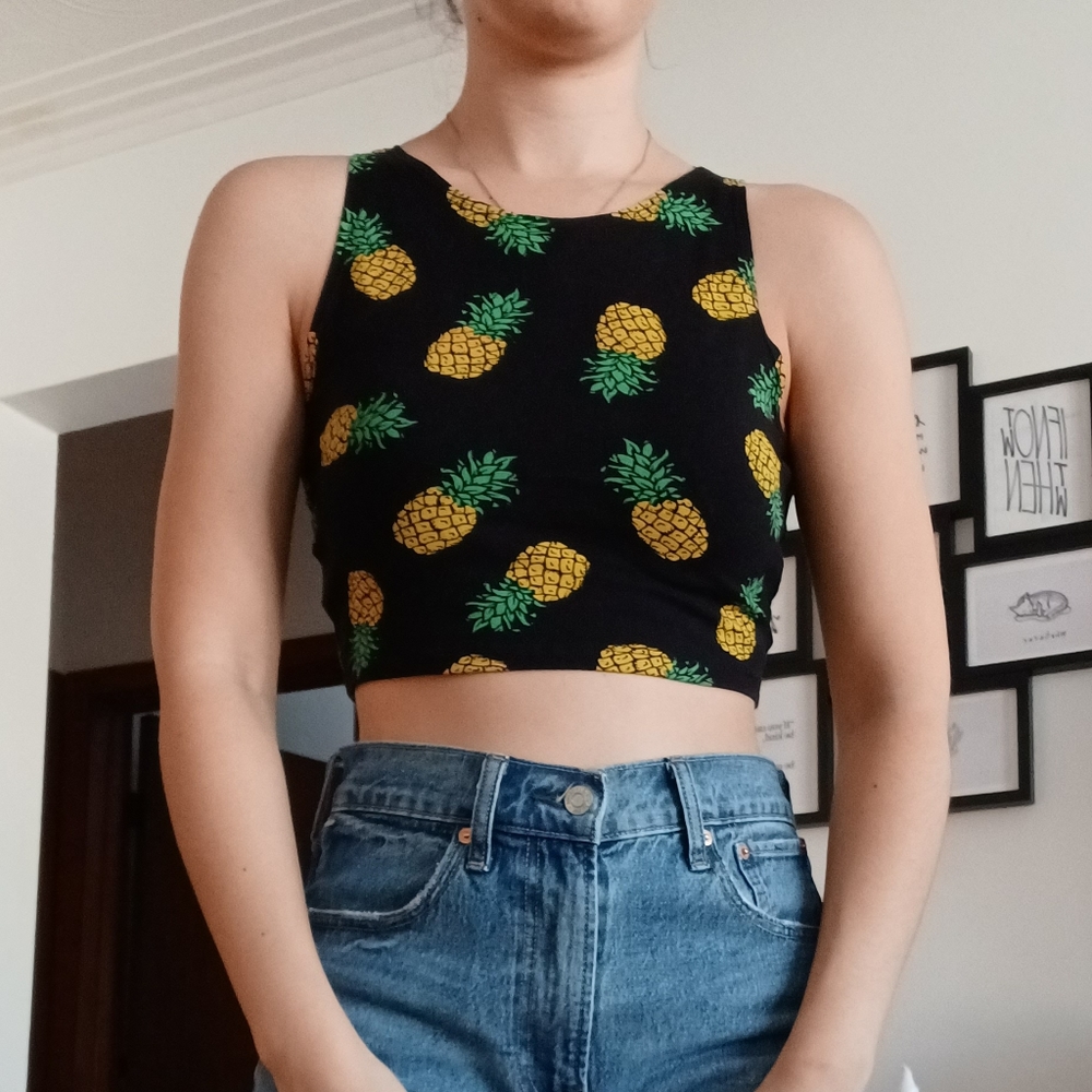 ⛔️SOLD⛔️FREE w/ $25 Purchase; Black Pineapple Print Crop Top - Picture 4 of 10